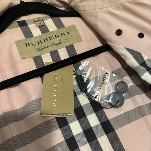 Authentic Burberry Light Pink Trench Coat - Picture 6 of 15